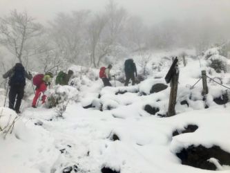 雪の丹沢表尾根を進みます。